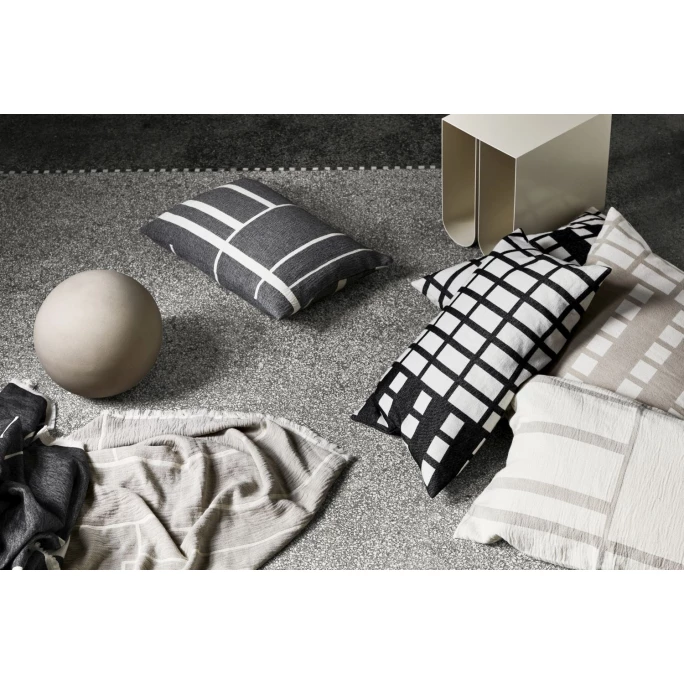 Kristina Dam Studio Contemporary Decke - 130x180 Cm - Black-off White 6 Kristina Dam Studio Contemporary Decke - 130x180 Cm - Black-off White – Bild 6